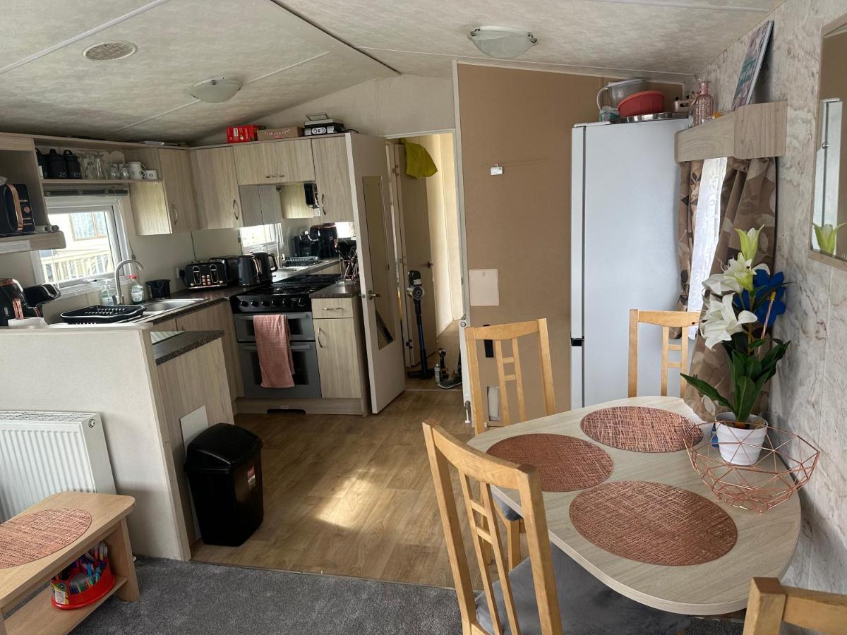 Hotel Angie'S Caravan At Seawick Saint Osyth Esterno foto